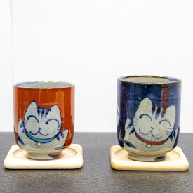 【スーパーSALE 最大77%オフ クーポンも】 陶器 市 2026 ＼ 波佐見焼 ／ 【 翔芳窯 】 湯呑み 湯飲み お湯呑み バンザイ猫 猫 内容量 大 約240ml 小 約200ml ペア 夫婦 かわいい おしゃれ 電子レンジ対応 食洗機対応 コップ 湯呑 湯呑み茶碗 はさみやき 有田焼