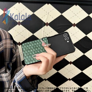 Zflip7/7FE/6/5 �Ή� �t�@�u���b�N���`�F�b�N�������O�P�[�X ? ��i�ȐD�荞�݃f�U�C�� ? ����������}�b�g�����O�t�� ? �ϏՌ�TPU�t���[���̗p ? �q���W�ی�t�������݌v ? �y�ʃX�����Ŏ����₷