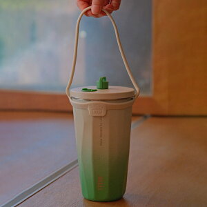 【クーポン利用で100円off!】【ホルダー付き】ストロー付きタンブラー 水筒 600ML 大容量 真空断熱構造 ステンレス製 保温保冷 持ち運び 水筒 車 結露しない 直飲み こぼれない 漏れ防止 蓋付