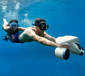 イルカの様に泳げる 水中モータースクリュー世界最小デュアルモーター水中スクーターハイパワー電動シースクーターレバーを引くだけの簡単操縦足ひれスキューバーダイビングとは違ったスピード感一味違った水中撮影ができ海中散歩 ブラック ホワイト