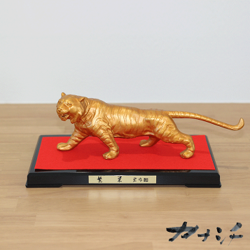 楽天市場】虎の置物 寅 曙光 正晴作品 木製板付 高岡銅器 縁起干支の