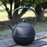 【送料無料】【日本製　鉄瓶】南部鉄器　南部鉄瓶 てまり　0.8L　直火　IRON KETTLE　工芸品　本場岩手県…