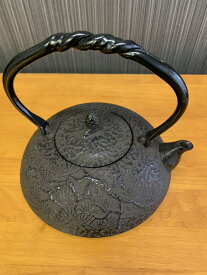 【送料無料】鉄瓶　南部鉄器　平丸松　　1.8L　IH対応・ガス対応