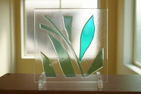 フュージング 住宅用ガラスパネル 葉っぱシリーズ 1 18cm×18cm 【ステンドグラス工房直販 ドア 扉 明かり採り 壁埋め込み 小窓 新築 改築 新生活 リフォーム インテリア 建材パーツ 空間アクセント 室内装飾 壁装飾】