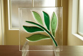 フュージング 住宅用ガラスパネル 葉っぱシリーズ グリーン 12cm×12cm 【ステンドグラス工房直販 ドア 扉 明かり採り ミニ 壁埋め込み 小窓 新築 改築 新生活 リフォーム インテリア 建材パーツ 空間アクセント 室内装飾 壁装飾】