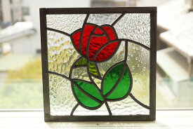 ステンドグラス パネル 住宅用 赤いバラ 8種のクリアガラスの背景 18cm×18cm　【ステンド 室内窓 壁埋め込み スクエア 小窓 花 明かり採り】