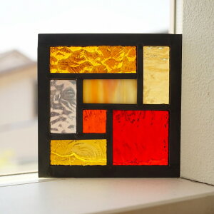 ステンドグラス パネル 住宅用 7つのスクエア イエロー×オレンジ×レッド 12cm×12cm【ステンド 室内窓 壁埋め込み 小窓 明かり採り 新築 改築 新生活 リフォーム インテリア 建材パーツ 空間ア