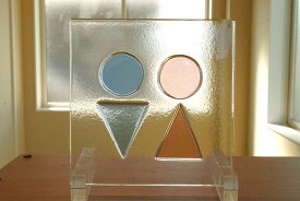 フュージング 住宅用パネル トイレシリーズ 男女 淡い水色×淡いスモークピンク12cm×12cm【ステンドグラス工房直販 ドア 扉 明かり採り トイレマーク 小窓 新築 改築 新生活 リフォーム インテリア 建材パーツ 空間アクセント 室内装飾 壁装飾】