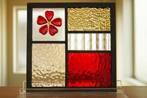 ステンドグラス パネル 住宅用 5つのガラスMIXフュージング桜 レッド 18cm×18cm【ステンド 室内窓 壁埋め込み チェッカーガラス スクエア 赤 大正ロマン 小窓 明かり採り 新築 改築 新生活 リフ