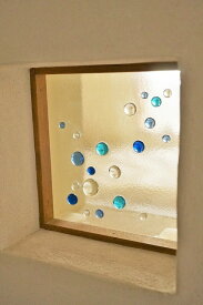 フュージング 住宅用ガラスパネル ガラス玉シリーズ 3種類のブルーとクリア 18cm×18cm 【ステンドグラス工房直販 ドア 扉 青 明かり採り 壁埋め込み 小窓 新築 改築 新生活 リフォーム インテリア 建材パーツ 空間アクセント 室内装飾 壁装飾】