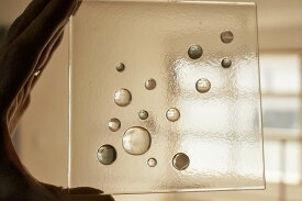 フュージング 住宅用ガラスパネル ガラス玉シリーズ グレー×ホワイトクリア×クリア 12cm×12cm 【ステンドグラス工房直販 ドア 扉 灰 白 明かり採り 小窓 新築 改築 新生活 リフォーム インテリア 建材パーツ 空間アクセント 室内装飾 壁装飾】