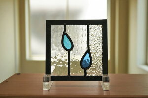 ステンドグラス パネル 住宅用 網 しずく 水色 12cm×12cm 【ステンド 室内窓 壁埋め込み 雨 小窓 明かり採り 新築 改築 新生活 リフォーム インテリア 建材パーツ 空間アクセント 室内装飾 壁