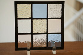 一点もの ステンドグラス パネル 住宅用 格子3×3 クリア＆淡い色3 18cm×18cm 【ステンド 室内窓 壁埋め込み 小窓 スクエア パステルカラー 明かり採り 新築 改築 新生活 リフォーム インテリア 建材パーツ 空間アクセント】