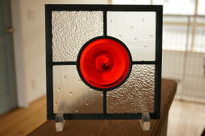 ステンドグラス パネル 住宅用 レッドロンデル 背景2種のクリア 18cm×18cm【ステンド 室内窓 小窓 ドア 丸 ドット 明かり採り 新築 改築 新生活 リフォーム インテリア 建材パーツ 空間アクセ