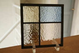 ステンドグラス パネル 住宅用 4つのガラス 格子 淡い色の組み合わせ 〔18cm×18cm〕　