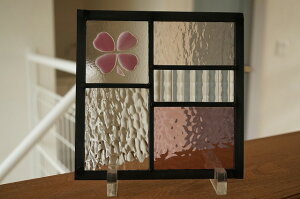 ステンドグラス パネル 住宅用 5つのガラスMIXフュージング クローバー ピンク 18cm×18cm【ステンド 室内窓 壁埋め込み チェッカー スクエア 小窓 明かり採り 新築 改築 新生活 リフォーム イン