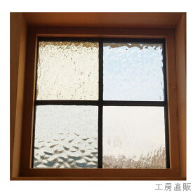 一点もの ステンドグラス パネル 住宅用 格子2×2 淡い色ガラス2 18cm×18cm 【ステンド 室内窓 壁埋め込み 小窓 パステルカラー 明かり採り 新築 改築 新生活 リフォーム インテリア 建材パーツ 空間アクセント 室内装飾 壁装飾】