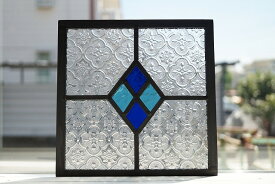 ステンドグラス パネル 住宅用 4つのダイヤ ブルー×水色 18cm×18cm【ステンド 室内窓 壁埋め込み 青 フローラガラス 小窓 明かり採り 新築 改築 新生活 リフォーム インテリア 建材パーツ 空間アクセント 室内装飾 壁装飾】