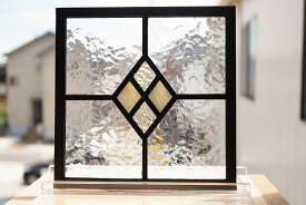 ステンドグラス パネル 住宅用 4つのダイヤ イエロー×コハク 18cm×18cm【ステンド 室内窓 壁埋め込み 黄色 小窓 明かり採り 新築 改築 新生活 リフォーム インテリア 建材パーツ 空間アクセント 室内装飾 壁装飾】