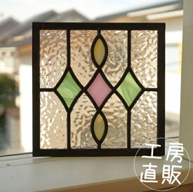 ステンドグラス パネル 住宅用 ダイヤと楕円 背景ピンク ピンク×グリーン×イエロー 18cm×18cm【ステンド 室内窓 壁埋め込み 緑 黄色 パステルカラー 小窓 明かり採り 新築 改築 新生活 リフォーム インテリア 建材パーツ 空間アクセント 室内装飾 壁装飾】