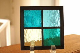 ステンドグラス パネル 住宅用 格子2×2 ブルーグリーン×淡いブルーグリーン 12cm×12cm　【ステンド 室内窓 壁埋め込み 小窓 青緑 スクエア 市松模様 明かり採り 新築 改築 新生活 リフォーム インテリア 建材パーツ 空間アクセント 室内装飾 壁装飾】