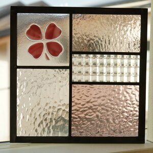 一点もの ステンドグラス パネル 住宅用 5つのガラスMIXフュージングクローバー 透けないピンク 25cm×25cm 【ステンド 室内窓 壁埋め込み チェッカーガラス スクエア 小窓 明かり採り 新築 改