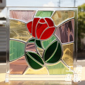 フュージング 住宅用ガラスパネル 赤いバラ ランダムな色ガラスの背景 20cm×20cm 【ステンドグラス工房直販 ドア 扉 スクエア 花 明かり採り 壁埋め込み 小窓 新築 改築 新生活 リフォーム インテリア 建材パーツ 空間アクセント 室内装飾 壁装飾】