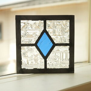 ステンドグラス パネル 住宅用 シンプルダイヤ 薄いブルー 12cm×12cm【ステンド 室内窓 壁埋め込み 青 小窓 明かり採り 新築 改築 新生活 リフォーム インテリア 建材パーツ 空間アクセント 室