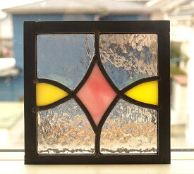 ステンドグラス パネル 住宅用 ダイヤと楕円 乳白ピンク×イエロー×淡いピンク 12cm×12cm 訳あり　【ステンド 室内窓 壁埋め込み 明り採り 新築 改築 新生活 リフォーム インテリア 建材パーツ 空間アクセント 室内装飾 壁装飾】