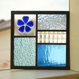 ステンドグラス パネル 住宅用 5つのガラスMIXフュージング桜 ブルー 18cm×18cm【ステンド 室内窓 壁埋め込み チェッカーガラス スクエア 青 小窓 明かり採り 新築 改築 新生活 リフォーム インテリア 建材パーツ 空間アクセント 室内装飾 壁装飾 大正ロマン】