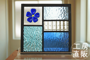 ステンドグラス パネル 住宅用 5つのガラスMIXフュージング桜 ブルー 18cm×18cm【ステンド 室内窓 壁埋め込み チェッカーガラス スクエア 青 小窓 明かり採り 新築 改築 新生活 リフォーム イン