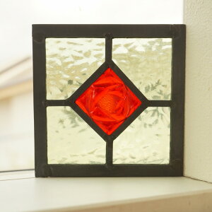 ステンドグラス パネル 住宅用 正方形ダイヤ レッド 背景グリーン 12cm×12cm【ステンド 室内窓 壁埋め込み ひし形 赤 緑 小窓 明かり採り 新築 改築 新生活 リフォーム インテリア 建材パーツ