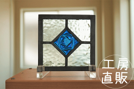 ステンドグラス パネル 住宅用 正方形ダイヤ ブルー 背景グリーン12cm×12cm【ステンド 室内窓 壁埋め込み ひし形 小窓 明かり採り 新築 改築 新生活 リフォーム インテリア 建材パーツ 空間アクセント 室内装飾 壁装飾】