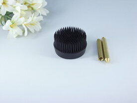 剣山 黒色 重目 中丸(5.3センチ) 丸型 足付き 【生け花 いけばな フラワーアレンジメント 華道具 花留め 生け花用品 園芸 ガーデニング】