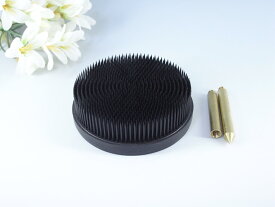剣山 草専用 極細目 黒色 90ミリ丸(9.3センチ) 丸型 足付き 【生け花 いけばな フラワーアレンジメント 華道具 花留め 生け花用品 園芸 ガーデニング】