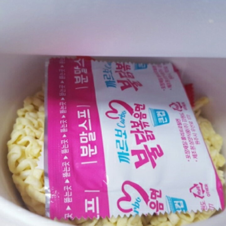 楽天市場 カップ カルボブルダック炒め麺 韓国食品 輸入食品 韓国お土産 韓国ラーメン 乾麺 インスタントラーメン ちょい辛ラーメン カップラーメン カルボナーラ風 Twice Bts おいしい 安心価格 Ydkg S 韓グルメ