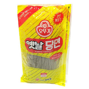 韓国内でもポピュラーなオットゥギメーカーで料理しやすいチャプチェ用の春雨です さつまいもを原料として 時間がたってものびません ノビにくい春雨 1kg 即日出荷 オトギ春雨 代引き不可