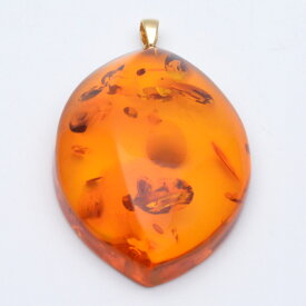 久慈琥珀　クジコハク　ペンダントトップ　アンバー　ゴールド　K18　重量約7.4g　ネックレストップ　ジュエリー　アクセサリー　メンズ　レディース　【中古】