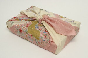 【送料無料】 【紙箱入】 風呂敷 ふろしき 絹 正絹 市松草花 68cm 風呂敷専門店 唐草屋 宮井 定番 老舗 進物 ギフト プレゼント 御祝 お祝い フォーマル 友禅 職人 日本製 国産