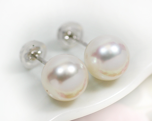 ロングセラーの人気の本真珠ピアス。フォーマルだけでなくカジュアルにも使える応用範囲の広い存在感。アコヤ本真珠のクラス感漂う、上品な1珠の艶めき K14WG 7.0mm あこや 本真珠 パール ピアスのサムネイル