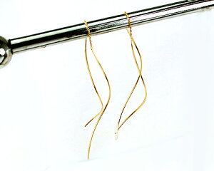 しなやかで華奢なラインと優しく揺れるデザインでエレガントな大人の横顔を魅せる… K10 エアリーウェーブラインピアス