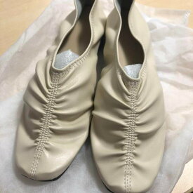 「即納」「SALE」ギャザー　パンプス　24.5cm　靴　シューズ　ふらっと　ぺたんこ　履きやすい　動きやすい　カジュアル　おしゃれ　可愛い　韓国　レディース　大人　アイボリー　ベージュ　無地　シンプル　足の甲が隠れる　甲深