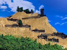 [完成品］小堤城山城（野洲市小堤）　ケース付き　ミニサイズ　　日本の城　お城　ジオラマ　模型　プラモデル　城郭模型