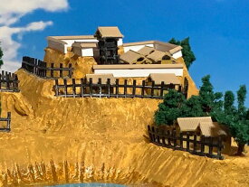 [完成品］寺前城（甲賀市甲南町新治）　ケース付き　ミニサイズ　　日本の城　お城　ジオラマ　模型　プラモデル　城郭模型