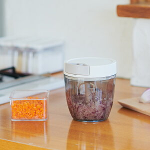 【KEYUCA公式店】ケユカ みじん切りハンディチョッパー[キッチン用品 みじん切り器 フードチョッパー 手動 滑り止め付き 無地 シンプル おしゃれ 引っ張る だけ で みじん切り チョッパー 玉