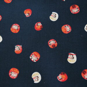 【即納】生地 だるま柄生地 (約112cm巾x1mカット済) 布 和柄 和調 だるま 手作り ハンドメイド パッチワーク 縫いやすい 手縫い ミシン 巾着 日本製 綿100%/ネイビー-ピンク-ベージュ L401A1 [M便 1/3