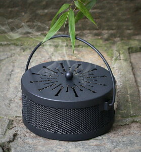 蚊取り線香ホルダー 蚊取り線香入れ 鉄製 オシャレで可愛いスチール製蚊取り線香入れ 蚊取り線香立て フタ付き 円形 レトロ 蚊取り器 蚊取り線香 吊り下げ式 蚊遣り器 ブラック