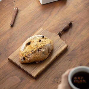 カッティングボード 木製 一枚板 ウォールナット 無垢材 天然木 おしゃれ お洒落 カフェ風 まな板 ステーキボード 木のまな板 持ち手 取手付き パン 盛り付け カフェ レストラン ラウンド型