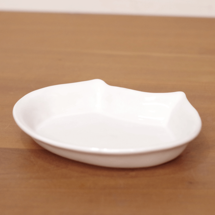 【笠間焼】Toshiko Brand 『ねこ顔深皿(新)』陶器 茨城県 カサマシコ 陶器市 ギフト 贈り物 シンプル 白 猫 ネコ かわいい ひまつり 陶炎祭 きらら館 ねこ展 プレゼント シンプル あじわい ぬくもり 食洗機対応 電子レンジ対応 手作り 御祝返し 結婚祝 誕生日 人気 女性 | 超熱 笠間焼の皿 メインクーン猫 手書き キッチン用品