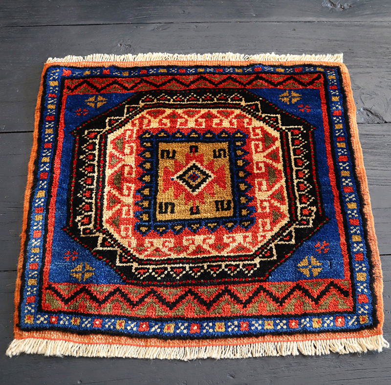楽天市場】トルコ絨毯 正方形 ミニサイズ40×42cm幾何学モチーフ